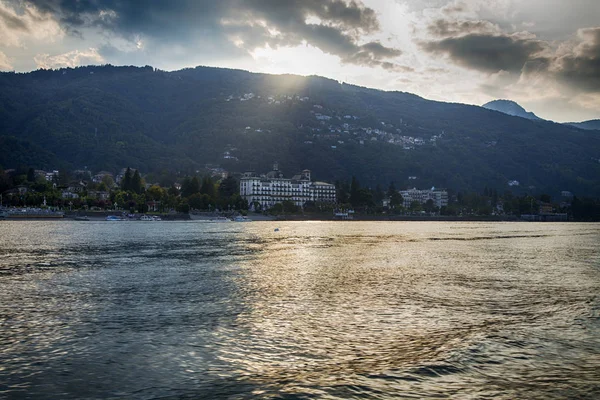 Gün Batımı Işık Yatay Görüntü Altında Harika Göl Manzaralı — Stok fotoğraf