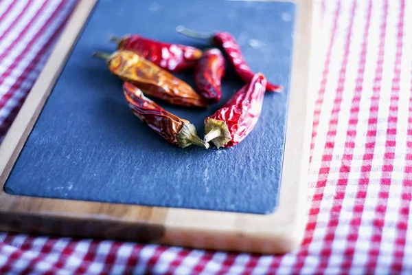 Červená Pálivá Paprika Nad Příborníkem Mělká Hloubka Pole Horizontální Obraz — Stock fotografie