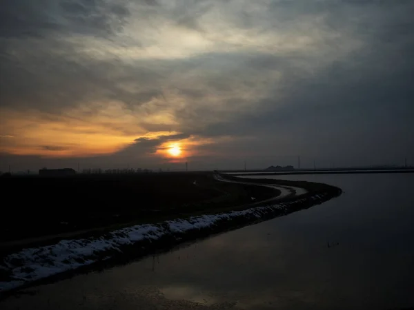 Puesta de sol sobre el río — Foto de Stock