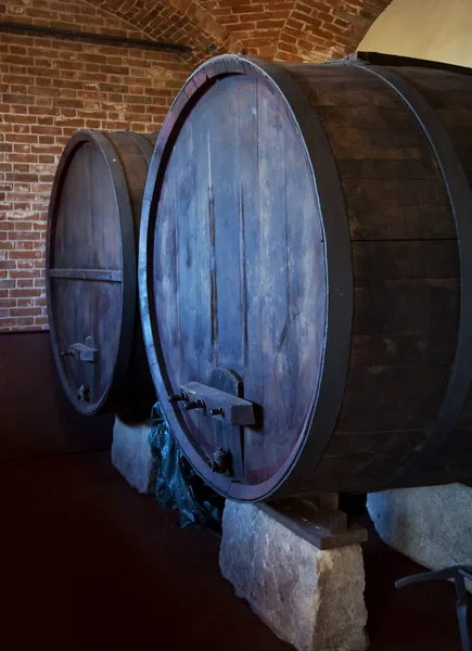 Grandi botti di vino in una cantina — Foto Stock