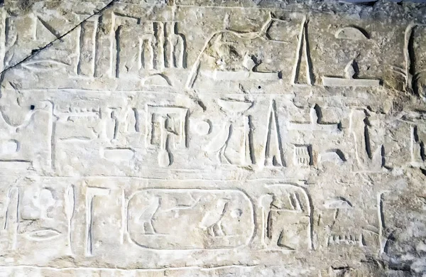Hieroglyf nápis v Egyptském muzeu — Stock fotografie