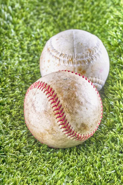 Pelotas de béisbol viejas sobre césped sintético — Foto de Stock