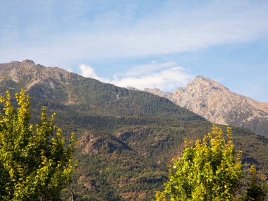 Mavi bulutlu gökyüzünün altındaki dağların manzarası, yatay görüntü