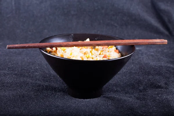 Arroz Cantonés Una Taza Negra Imagen Horizontal — Foto de Stock