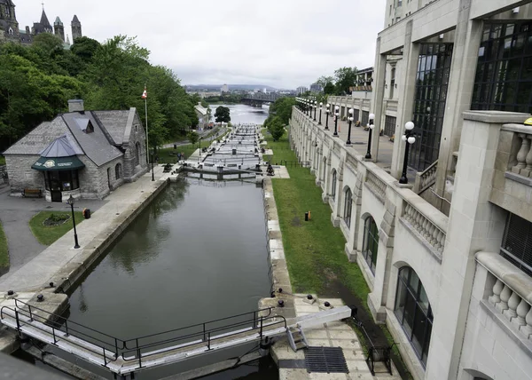 Die Schleusen Des Rideau Kanals Ottawa Mit Parlamentsgebäuden Hintergrund — Stockfoto