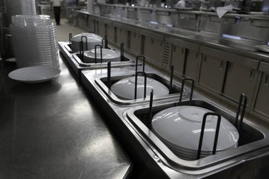 plakaların bir ticari mutfak rafları