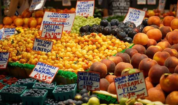 Outdoor fruit market — Stock Photo, Image