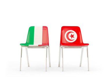İtalya ve Tunus bayrakları taşıyan iki sandalye
