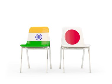 Hindistan ve Japonya bayrakları taşıyan iki sandalye