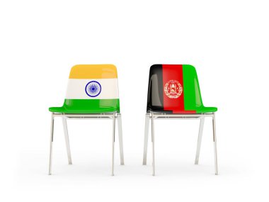 Hindistan ve Afganistan bayrakları taşıyan iki sandalye