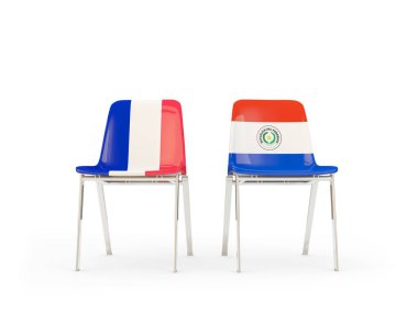 Fransa ve paraguay bayrakları taşıyan iki sandalye