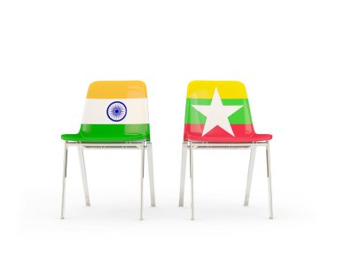 Hindistan ve myanmar bayrakları taşıyan iki sandalye
