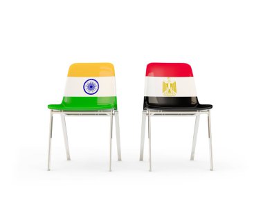 Hindistan ve Mısır bayrakları taşıyan iki sandalye