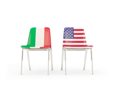 İtalya ve Amerika Birleşik Devletleri bayrakları taşıyan iki sandalye