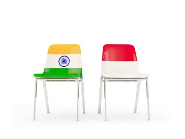 Hindistan ve Endonezya bayrakları taşıyan iki sandalye