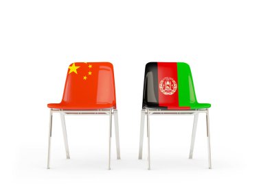 Çin ve Afganistan bayrakları taşıyan iki sandalye