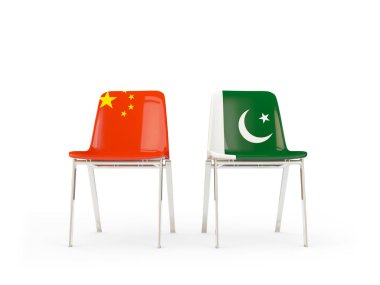 Çin ve pakistan bayrakları taşıyan iki sandalye