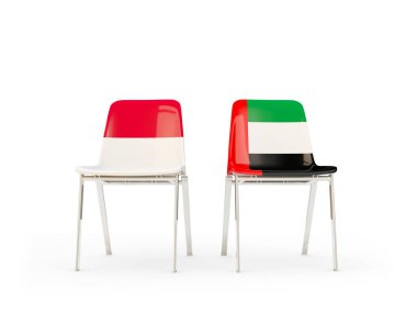 Endonezya ve Birleşik Arap Emirlikleri bayrakları taşıyan iki sandalye