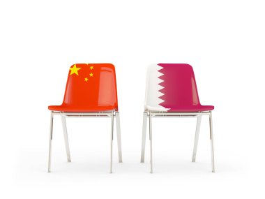 Çin ve Katar bayrakları taşıyan iki sandalye