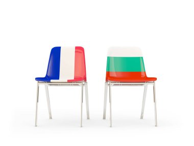 Fransa ve Bulgaristan bayrakları taşıyan iki sandalye