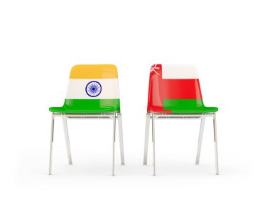 Hindistan ve Umman bayrakları taşıyan iki sandalye