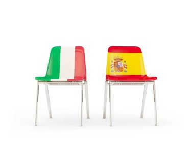 İtalya ve İspanya bayrakları taşıyan iki sandalye