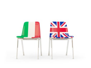 İtalya ve İngiltere bayrakları taşıyan iki sandalye