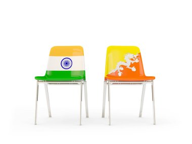 Butan ve Hindistan bayrakları taşıyan iki sandalye