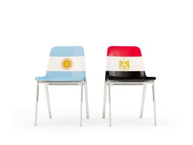 Arjantin ve Mısır bayrakları taşıyan iki sandalye