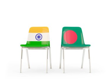Hindistan ve Bangladeş bayrakları taşıyan iki sandalye