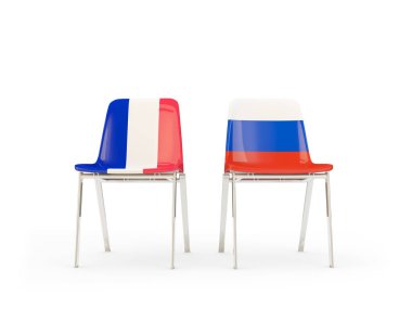 Fransa ve Rusya'nın bayrakları taşıyan iki sandalye