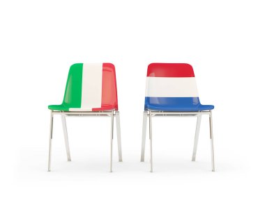 İtalya ve Hollanda'dan bayrakları taşıyan iki sandalye