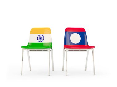 Hindistan ve laos bayrakları taşıyan iki sandalye