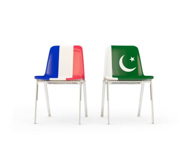 Fransa ve pakistan bayrakları taşıyan iki sandalye