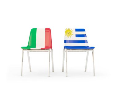 İtalya ve uruguay bayrakları taşıyan iki sandalye