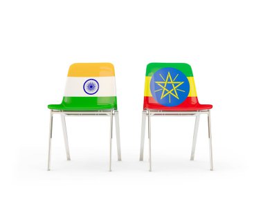 Hindistan ve Etiyopya bayrakları taşıyan iki sandalye