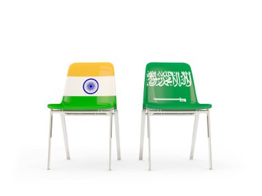 Suudi Arabistan ve Hindistan bayrakları taşıyan iki sandalye