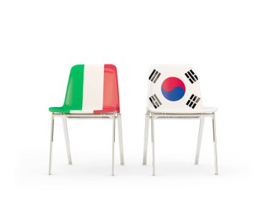 İtalya ve Güney Kore bayrakları taşıyan iki sandalye