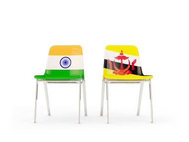Hindistan ve brunei bayrakları taşıyan iki sandalye