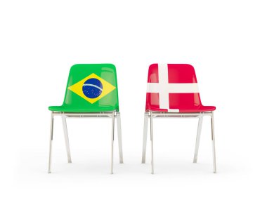 Brezilya ve Danimarka bayrakları taşıyan iki sandalye