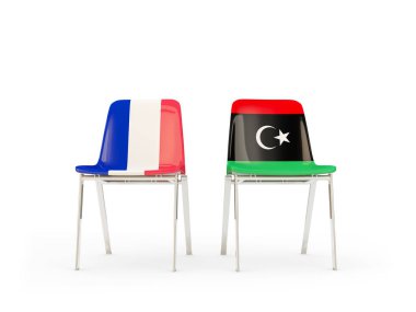 Fransa ve libya bayrakları taşıyan iki sandalye