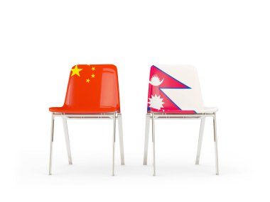 Ve bayrakları taşıyan iki sandalye