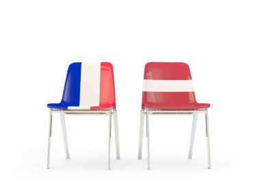 Fransa ve Letonya bayrakları taşıyan iki sandalye