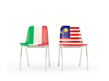 İtalya ve Malezya bayrakları taşıyan iki sandalye