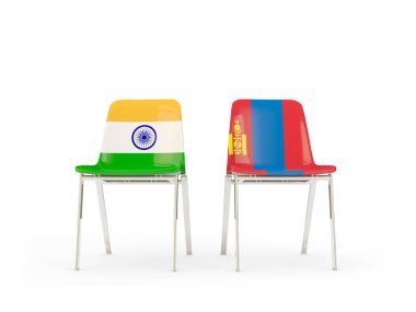 Hindistan ve Moğolistan bayrakları taşıyan iki sandalye