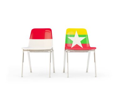 Endonezya ve myanmar bayrakları taşıyan iki sandalye