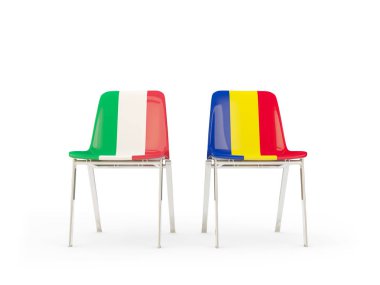 İtalya ve Romanya bayrakları taşıyan iki sandalye