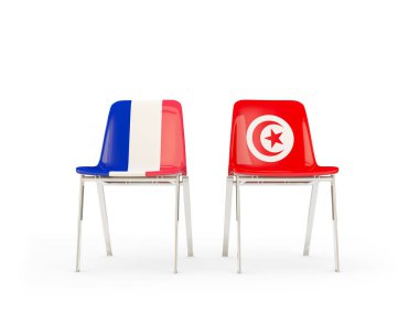 Fransa ve Tunus bayrakları taşıyan iki sandalye