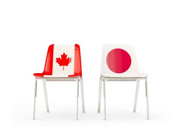 Japonya ve Kanada bayrakları taşıyan iki sandalye