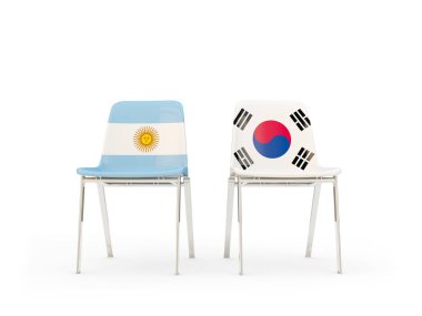 Arjantin ve Güney Kore bayrakları taşıyan iki sandalye